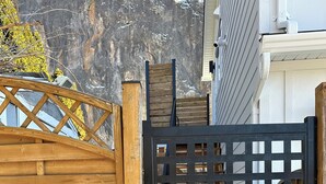 Una reja de madera con un panel decorativo negro y un cierre metálico.