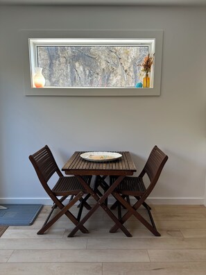 Dining - Coyote Ridge | Bright and Clean 2BD Loft (Vernon)