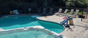 🌴 Pool + Hot Tub • Modern 2BR Retreat Near Trails & Orchards