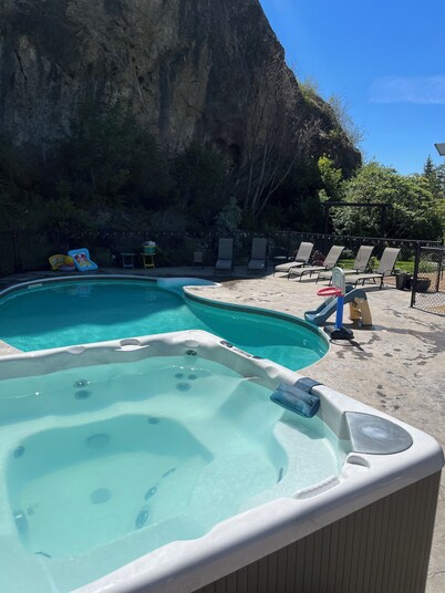 🌴 Pool + Hot Tub • Modern 2BR Retreat Near Trails & Orchards