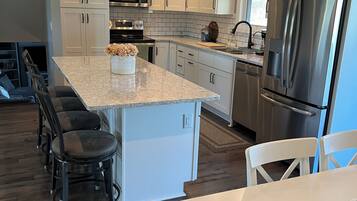 Micro-ondes, four, plaque de cuisson, lave-vaisselle