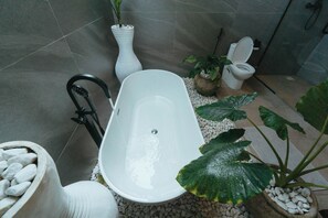 Chuveiro, bidê, toalhas de banho, sabonete