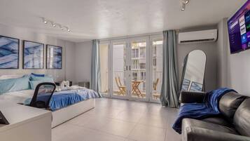 Escritorio, tabla de planchar con plancha, wifi gratis y ropa de cama