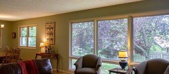 Huge Manor w Indoor Hot Tub and Pool Table