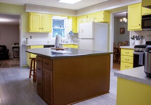 House | 10 bedrooms - Huge Manor w Indoor Hot Tub and Pool Table (Bloomington)