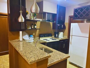 Microwave, oven, coffee/tea maker, cookware/dishes/utensils - Cozy 2-bedroom apartment Casa Del Valle in San Pedro Sula with AC, WiFi (San Pedro Sula)