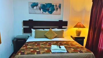 2 habitaciones, escritorio, tabla de planchar con plancha y wifi