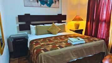 2 habitaciones, escritorio, tabla de planchar con plancha y wifi