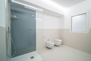 Doccia, asciugacapelli, bidet, asciugamani