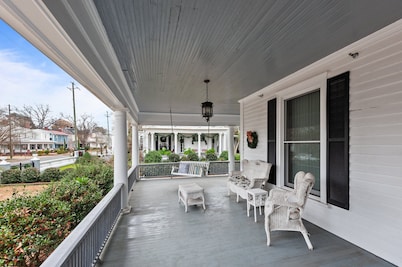 Charming 1-bedroom condo in idyllic Washington~Walk to Waterfront!