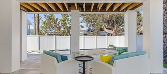 211 Blue Palm: Pool, NEW Spacious 5-Bedroom Home, Steps from Beach!