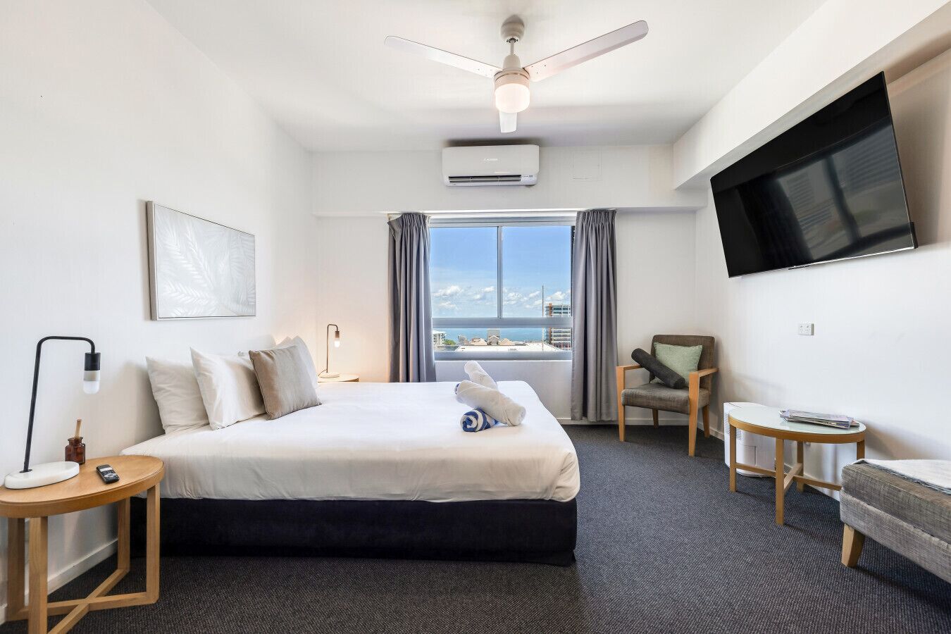 Schreibtisch, Bügeleisen/Bügelbrett, Reisekinderbett, WLAN