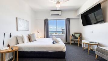 Schreibtisch, Bügeleisen/Bügelbrett, Reisekinderbett, WLAN