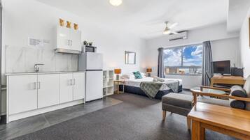 Una scrivania, ferro/asse da stiro, culla da viaggio, Wi-Fi