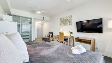 1 slaapkamer, een bureau, een strijkplank/strijkijzer, reisbedje