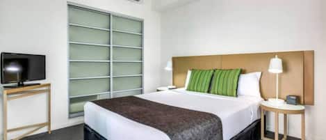 1 chambre, bureau, fer et planche Ă repasser, lit parapluie