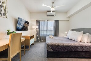 1 Schlafzimmer, Schreibtisch, Bügeleisen/Bügelbrett, Reisekinderbett