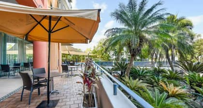 Resort Style City View w/ King Bed, Pool, Balcony