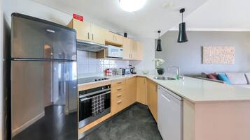 Kühlschrank, Mikrowelle, Ofen, Herdplatte