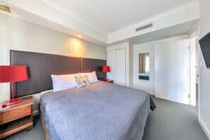 1 間睡房、書桌、熨斗/熨衫板、可攜式嬰兒床