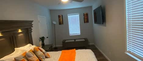 3 habitaciones, tabla de planchar con plancha, wifi y ropa de cama