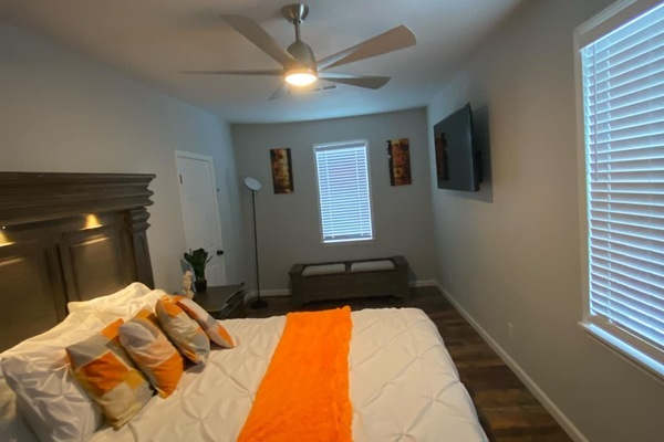 3 habitaciones, tabla de planchar con plancha, wifi y ropa de cama