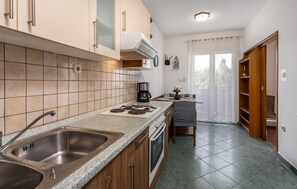 Réfrigérateur, four, plaque de cuisson, cafetière/bouilloire