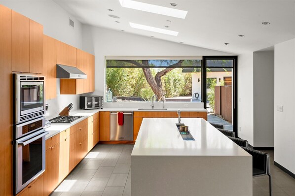 Réfrigérateur, four à micro-ondes, un four, surface de cuisson