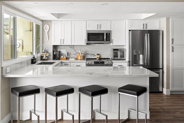 Kühlschrank, Mikrowelle, Ofen, Herdplatte