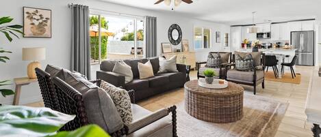 Smart-TV, Kamin, Videospiele, Tischtennisplatte