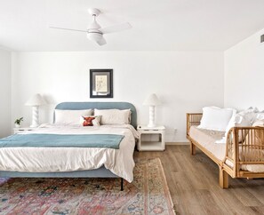 4 bedrooms, iron/ironing board, WiFi, bed sheets