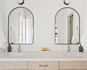 Shower, hair dryer, towels, soap - Spacious Boho Paradise + Heated Pool & Hot Tub + Family Friendly + Pool & Arcade (Scottsdale)