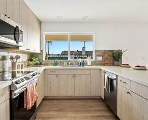 Micro-ondes, four, plaque de cuisson, lave-vaisselle