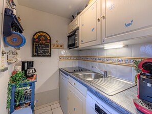 Kylskåp, mikrovågsugn, ugn och diskmaskin