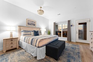 3 bedrooms, iron/ironing board, free WiFi, bed sheets - Elegant 3-BR Stay w/ Scenic Balcony & Shared Pool (Branson)