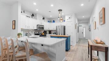 Kylskåp, mikrovågsugn, ugn och spishäll