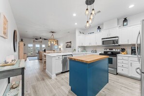 Fridge, microwave, oven, stovetop - Elegant 3-BR Stay w/ Scenic Balcony & Shared Pool (Branson)