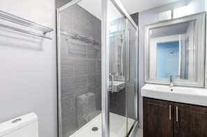 Dusj, hårføner, håndklær og såpe