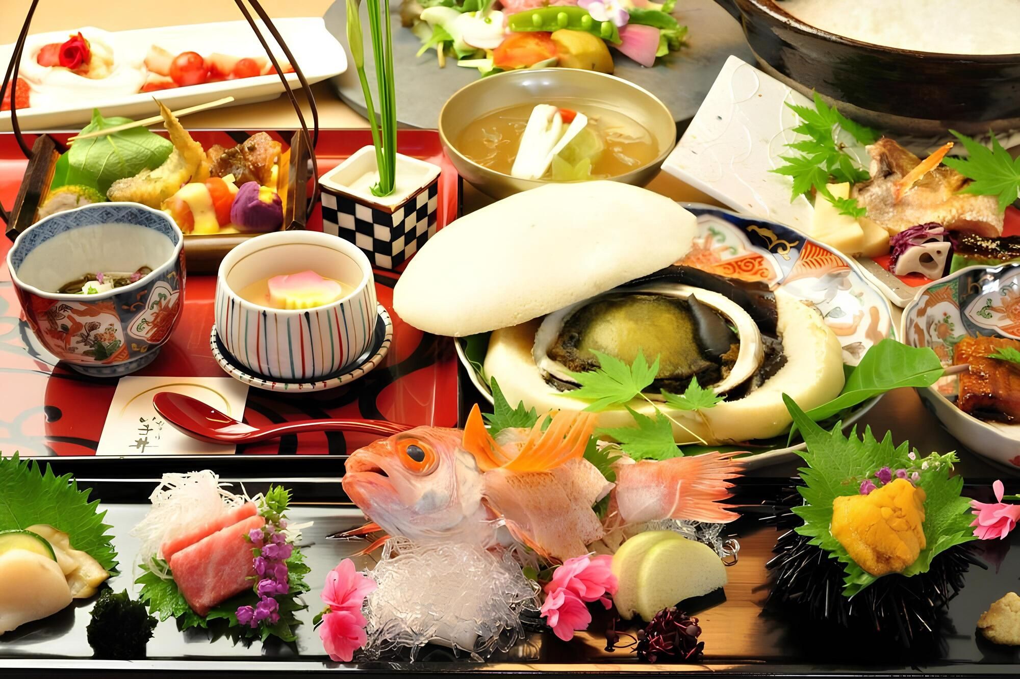 Eine traditionelle japanische Mahlzeit mit verschiedenen Gerichten, darunter rohes Fischfilet, eine Suppe und ein heißes Topfgericht.