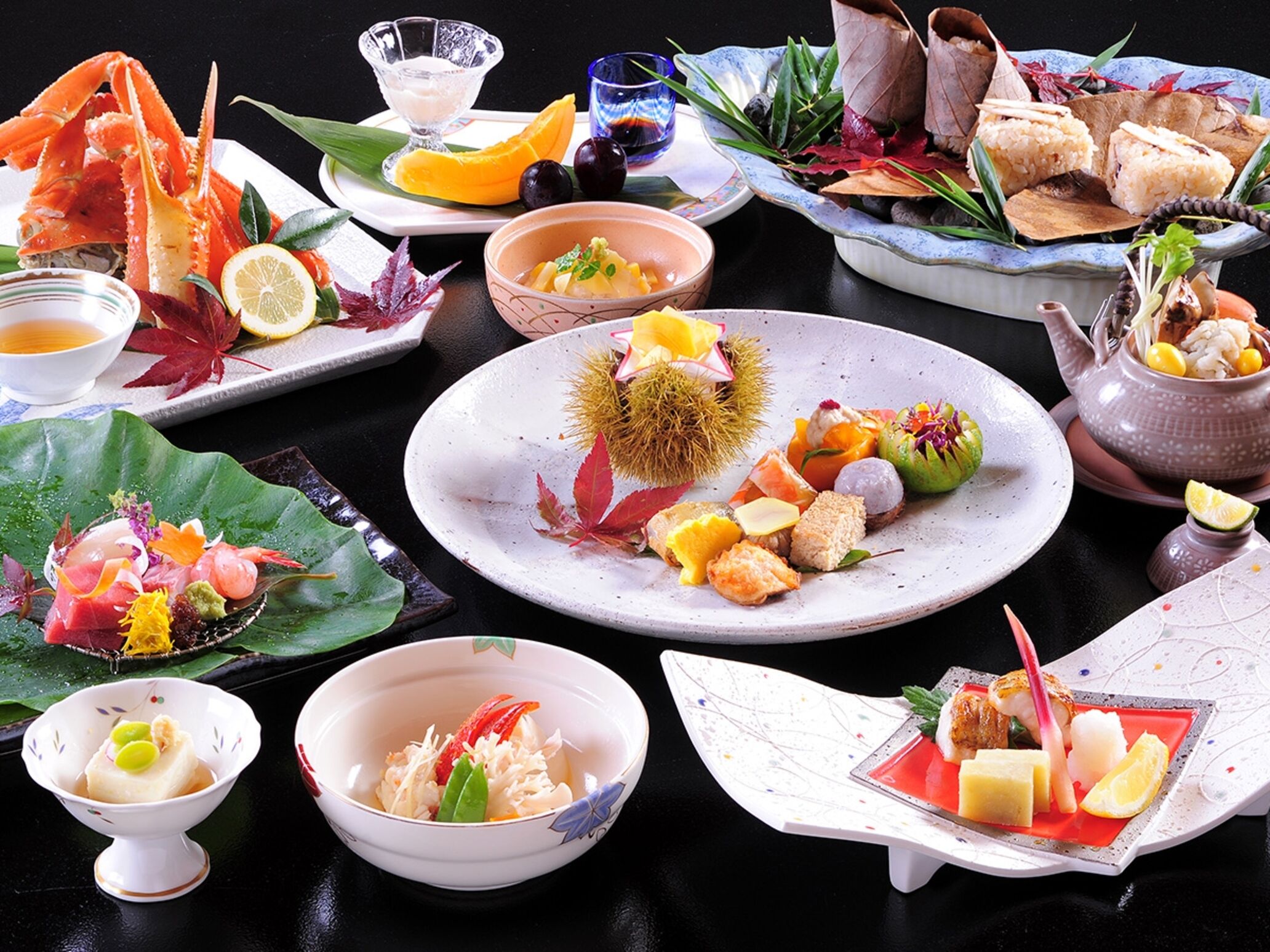 Diversos pratos em uma mesa, incluindo frutos do mar, arroz e vegetais, indicando uma variedade de opções para a refeição.