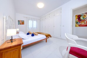 3 chambres, fer et planche à repasser, Wi-Fi gratuit, draps fournis