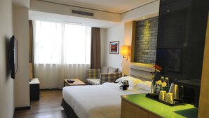 A hotel room with a bed, a sofa, a desk, a TV, and a window with curtains. - HOWDY SMART HOTEL (Chengdu)