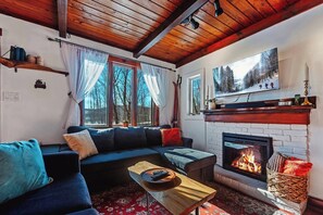 Smart TV, fireplace, books - New England Lakeside Chalet near Downtown Wilmington & Mt Snow VT l Pet Friendly (Wilmington)