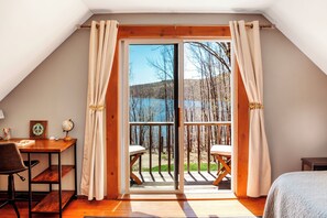 3 bedrooms, desk, iron/ironing board, travel cot - New England Lakeside Chalet near Downtown Wilmington & Mt Snow VT l Pet Friendly (Wilmington)