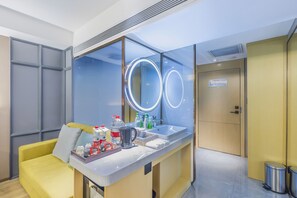 コンフォート ルーム キングベッド 1 台 | バスルーム | バスアメニティ (無料)、ヘアドライヤー、バスローブ、スリッパ