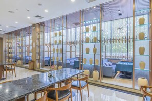 Café da manhã com buffet grátis todos os dias