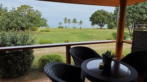 Outdoor dining - Starfish-Charming beachfront bungalow in Savusavu with Kitchen, AC, and WiFi (Savusavu)