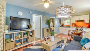 Living area - Stylish 2BR Downtown DeLand • Outdoor Fire Pit & Relaxed Vibes (DeLand)