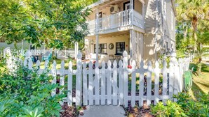 Exterior - Stylish 2BR Downtown DeLand • Outdoor Fire Pit & Relaxed Vibes (DeLand)