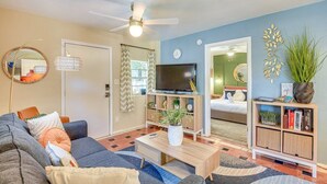 Room - Stylish 2BR Downtown DeLand • Outdoor Fire Pit & Relaxed Vibes (DeLand)